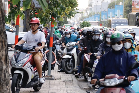 Khu vực Tân Sơn Nhất ken đặc xe những ngày giáp Tết- Ảnh 4. Nhiều người sốt ruột bất chấp leo lên lề để đi vì kẹt xe dài và lâu - Ảnh: TIẾN QUỐC