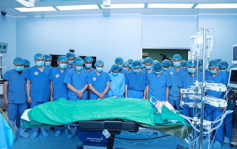 Các y bác sĩ mặc niệm tri ân người chết não hiến đã mô-tạng - Ảnh: BVCC Các y bác sĩ mặc niệm tri ân người chết não hiến đã mô-tạng - Ảnh: BVCC