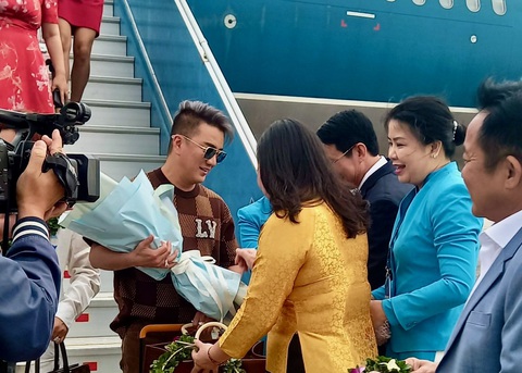 Đàm Vĩnh Hưng, Vũ Hà đến Khánh Hòa trong chuyến bay xông đất đầu năm- Ảnh 5. Những bó hoa được gửi đến du khách dịp đầu năm - Ảnh: THANH CHƯƠNG