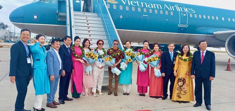 Đàm Vĩnh Hưng, Vũ Hà đến Khánh Hòa trong chuyến bay xông đất đầu năm- Ảnh 1. Ca sĩ Đàm Vĩnh Hưng, Vũ Hà là những vị khách đầu tiên xông đất Khánh Hòa dịp năm mới - Ảnh: THANH CHƯƠNG