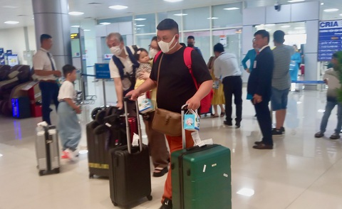 Đàm Vĩnh Hưng, Vũ Hà đến Khánh Hòa trong chuyến bay xông đất đầu năm- Ảnh 6. Các hành khách từ TP.HCM đến Khánh Hòa sẽ thăm thân, du lịch dịp Tết này - Ảnh: THANH CHƯƠNG