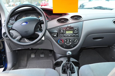 Ford Focus hơn 20 tuổi rao bán giá ngang xe đồng cỡ mới trên thị trường- Ảnh 3. Nội thất xe đã được lau chùi và tân trang lại nhưng chỉ nhìn cũng thấy công nghệ xe lỗi thời tới đâu - Ảnh: Centsible Auto Sales
