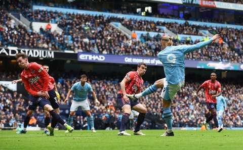 Haaland ghi bàn sau gần 3 tháng tịt ngòi, Man City đánh bại Everton- Ảnh 3. Cú vô lê đẳng cấp mở tỉ số của Haaland - Ảnh: REUTERS