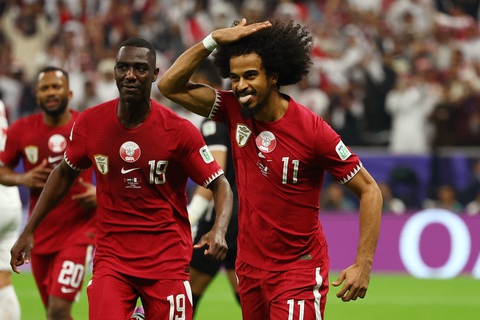Thắng Jordan nhờ ba quả 11m, Qatar vô địch Asian Cup 2023- Ảnh 1. Niềm vui của Afif (11) sau khi ghi bàn vào lưới Jordan - Ảnh: REUTERS