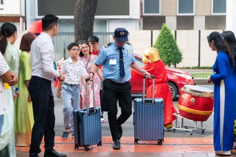 Khách kéo vali lên đường du lịch đầu năm- Ảnh 1. Du khách lên đường du xuân ngày mùng 1 Tết Giáp Thìn - Ảnh: M.Q.