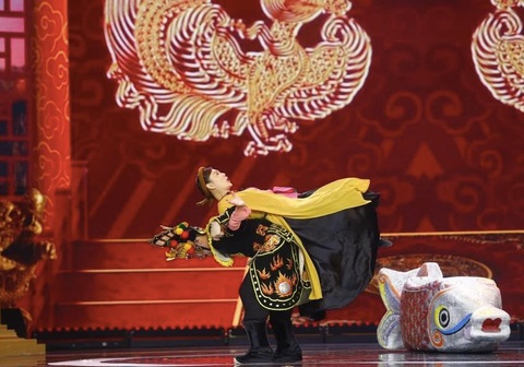 'Gieo quẻ', 'Cắt đôi nỗi sầu' thành nhạc chế châm biếm trong Táo quân 2024- Ảnh 1. Streamer Thanh Hương bị Thiên Lôi