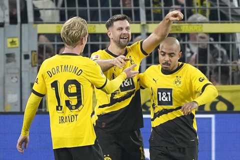 Tin tức thể thao sáng 10-2: Dortmund xây chắc vị trí thứ tư- Ảnh 1. Niềm vui của các cầu thủ Dortmund khi ghi bàn vào lưới Freiburg - Ảnh: REUTERS