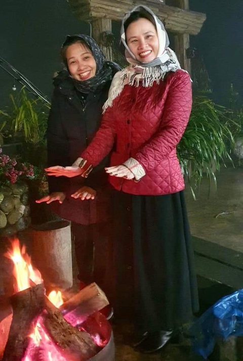 Những người bạn của tác giả sưởi ấm bên đống củi chờ tiếng gà gáy báo năm mới - Ảnh: TRẦN MINH Những người bạn của tác giả sưởi ấm bên đống củi chờ tiếng gà gáy báo năm mới - Ảnh: TRẦN MINH