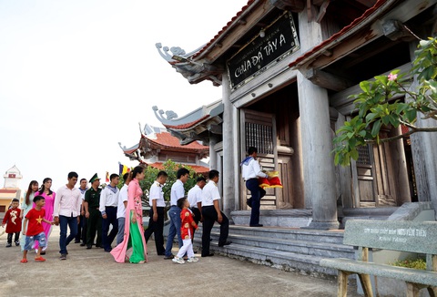 Chiến sĩ hải quân nhảy bao bố, đua xuồng dịp Tết- Ảnh 2. Lễ chùa đầu năm của quân và dân đảo Đá Tây - Ảnh: HOÀNG THẢO
