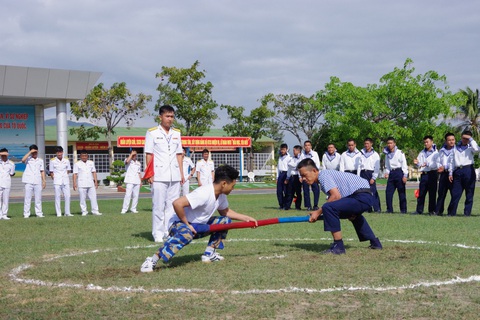 Chiến sĩ hải quân nhảy bao bố, đua xuồng dịp Tết- Ảnh 3. Các trò chơi truyền thống như đẩy gậy được tỏ chức đầy sôi nổi - Ảnh: HOÀNG THẢO