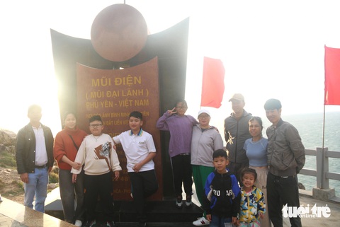 Gia đình anh Ngô Phú Khánh (37 tuổi, ngụ thị xã Đông Hòa) có mặt từ rất sớm ở Mũi Điện - Ảnh: NGUYỄN HOÀNG Gia đình anh Ngô Phú Khánh (37 tuổi, ngụ thị xã Đông Hòa) có mặt từ rất sớm ở Mũi Điện - Ảnh: NGUYỄN HOÀNG