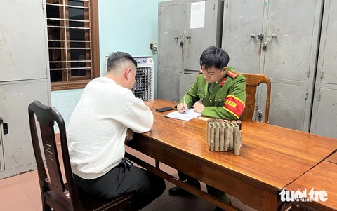 Nhiều người bị xử lý vì đốt pháo nổ trái phép đêm giao thừa- Ảnh 1. Công an phường 1 làm việc với người đàn ông đốt pháo nổ trái phép - Ảnh: Công an Quảng Trị