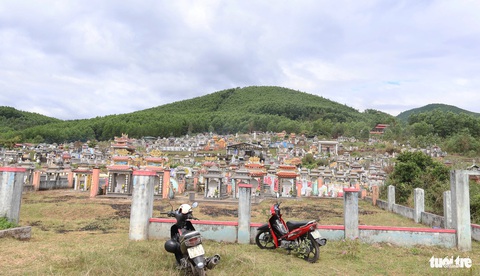 Người dân xứ Quảng viếng tổ tiên ngày đầu năm mới- Ảnh 3. Một khu nghĩa địa ở xã Đại Nghĩa, huyện Đại Lộc - Ảnh: LÊ TRUNG