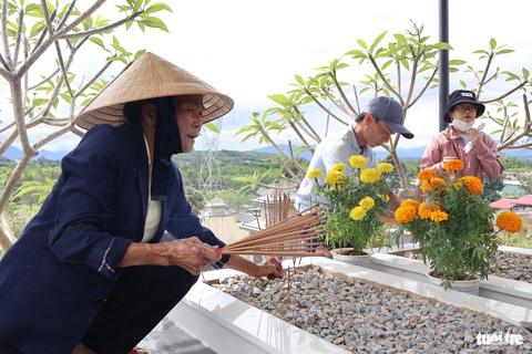 Người dân xứ Quảng viếng tổ tiên ngày đầu năm mới- Ảnh 4. Thắp nhang ngày đầu năm mới tưởng nhớ về tổ tiên, người thân đã khuất - Ảnh: LÊ TRUNG