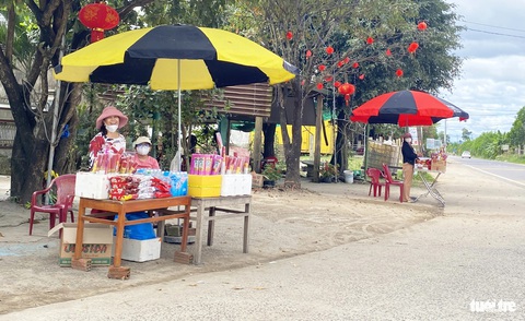 Người dân xứ Quảng viếng tổ tiên ngày đầu năm mới- Ảnh 7. Người dân dọc các khu nghĩa địa bán nhang cho khách đến viếng mộ - Ảnh: LÊ TRUNG