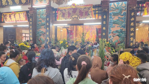 Hàng ngàn người về Miếu Bà chúa xứ Núi Sam mùng 1 Tết- Ảnh 4. Cận cảnh dòng người chen chân vào cúng Bà chúa xứ Núi Sam đầu năm Giáp Thìn 2024 - Ảnh: BỬU ĐẤU