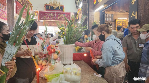 Hàng ngàn người về Miếu Bà chúa xứ Núi Sam mùng 1 Tết- Ảnh 5. Bà chúa xứ Núi Sam hàng năm thu hút khoảng 7 triệu lượt khách đến tham quan, cúng viếng - Ảnh: BỬU ĐẤU