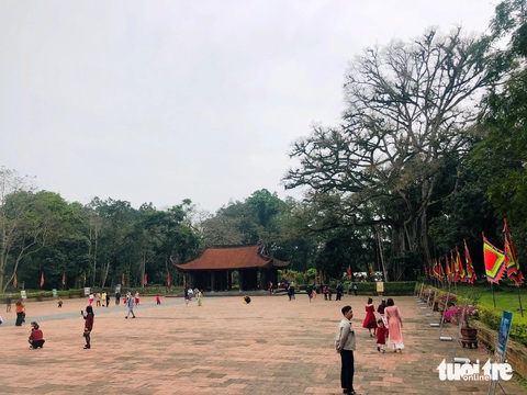 Du xuân dưới tán rừng độc đáo Lam Kinh- Ảnh 4. Ngày mùng 1 Tết đã có rất nhiều người đến đây du xuân - Ảnh: ĐOÀN CƯỜNG