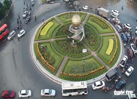 Mùng 1 triều cường dâng cao gây kẹt xe tại ngã ba Trung Lương- Ảnh 2. Triều cường dâng cao tại khu vực vòng xoay ngã ba Trung Lương - Ảnh: HOÀI THƯƠNG