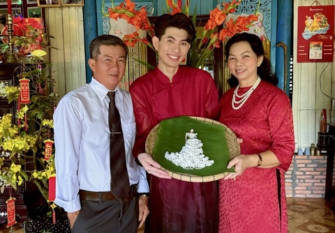 Nhà thiết kế Nguyễn Minh Công bên cha mẹ anh vào ngày Tết - Ảnh: NVCC Nhà thiết kế Nguyễn Minh Công bên cha mẹ vào ngày Tết - Ảnh: NVCC
