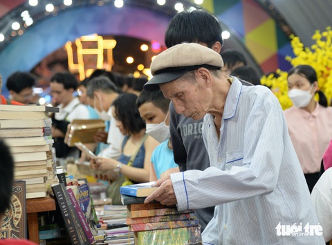 TP.HCM mừng tuổi hơn 16.000 cuốn sách cho bạn đọc- Ảnh 7. Cụ Nguyễn Văn Báu (92 tuổi, quận 12), người lớn tuổi nhất ở đường sách hái lộc ngày đầu xuân - Ảnh: TỰ TRUNG
