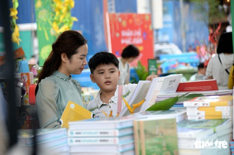 TP.HCM mừng tuổi hơn 16.000 cuốn sách cho bạn đọc- Ảnh 8. Nhiều trẻ em say mê chọn lựa những cuốn sách yêu thích - Ảnh: TỰ TRUNG