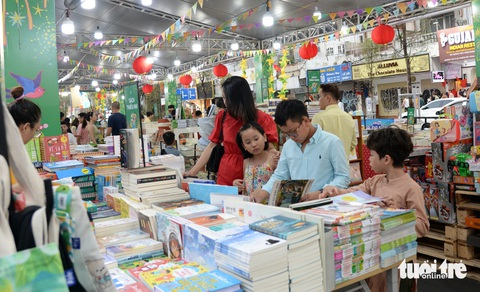 TP.HCM mừng tuổi hơn 16.000 cuốn sách cho bạn đọc- Ảnh 9. Hơn 65.000 đầu sách được trưng bày tại lễ hội Đường sách Tết Giáp Thìn 2024 - Ảnh: TỰ TRUNG