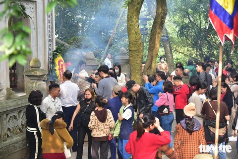 Tương truyền đây là mộ Hùng Vương thứ VI, trước khi chết vua đã căn dặn con cháu Tương truyền đây là mộ Hùng Vương thứ VI, trước khi chết vua đã căn dặn con cháu "khi ta chết hãy chôn ta trên đỉnh núi Cả, đứng trên núi cho ta còn trông nom bờ cõi cho con cháu...". Trong ảnh: khách viếng lăng Hùng Vương chiều mùng 1 Tết - Ảnh: T.T.D.