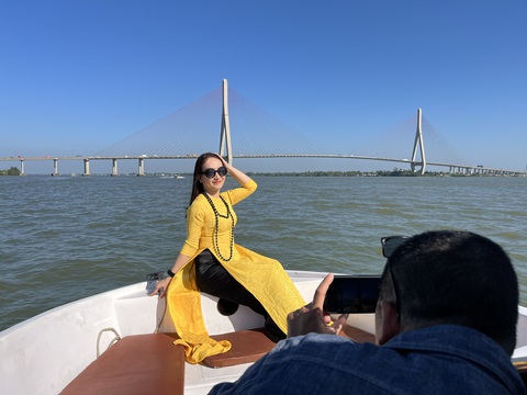 Khách thích thú trải nghiệm hành trình qua 9 cửa sông Cửu Long bằng ca nô- Ảnh 4. Tour du lịch bằng ca nô mới lạ này rất được lòng du khách khi về Cần Thơ chơi Tết - Ảnh: LAN NGỌC