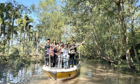 Khách thích thú trải nghiệm hành trình qua 9 cửa sông Cửu Long bằng ca nô- Ảnh 3. Tour hành trình còn len lỏi vào những con rạch nhỏ, dừng lại cho khách tận hưởng không khí trong lành - Ảnh: LAN NGỌC