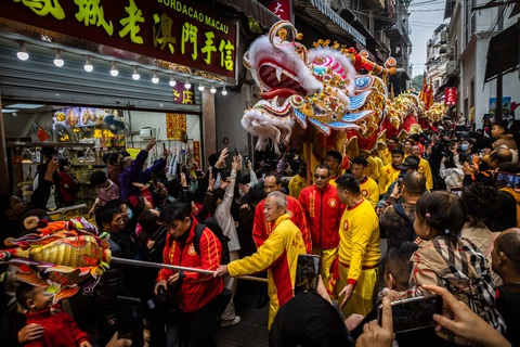 Đoàn lân sư rồng được người dân đón nhận nhiệt thành trên đường phố Macau, Trung Quốc vào buổi sáng đầu năm - Ảnh: AFP Đoàn lân sư rồng được người dân đón nhận nhiệt thành trên đường phố Macau, Trung Quốc vào sáng mùng 1 Tết - Ảnh: AFP