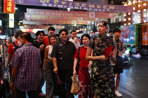 Người dân thủ đô Bangkok (Thái Lan) xuống đường du xuân đêm 30, rạng sáng mùng 1 Tết - Ảnh: AFP Người dân thủ đô Bangkok, Thái Lan xuống đường du xuân đêm 30, rạng sáng mùng 1 Tết - Ảnh: AFP