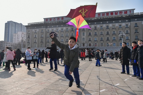 Trẻ em thả diều tại quảng trường Kim Nhật Thành sáng mùng 1 Tết - Ảnh: AFP Trẻ em thả diều tại quảng trường Kim Nhật Thành sáng đầu năm - Ảnh: AFP