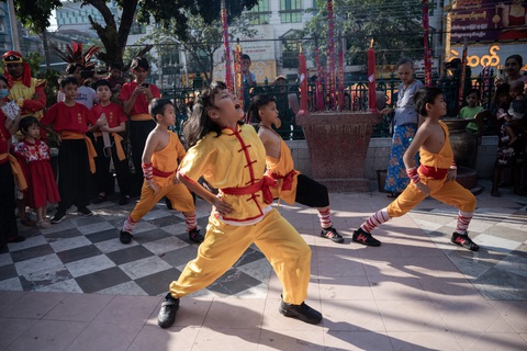 Trẻ em Myanmar trình diễn điệu múa cổ truyền tại một ngôi chùa tại thành phố Yangon - Ảnh: AFP Trẻ em Myanmar trình diễn điệu múa cổ truyền tại một ngôi chùa cổ - Ảnh: AFP