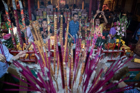 Người dân Jakarta viếng chùa, thắp nhang ngày Tết - Ảnh: AFP Người dân Jakarta viếng chùa, thắp nhang sáng đầu năm mới - Ảnh: AFP