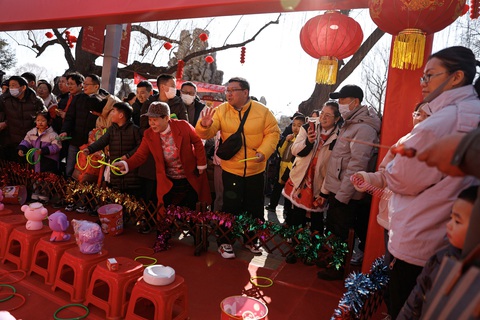 Người dân thủ đô Bắc Kinh (Trung Quốc) vui chơi tại hội chợ năm mới - Ảnh: REUTERS Người dân thủ đô Bắc Kinh, Trung Quốc vui chơi tại hội chợ năm mới - Ảnh: REUTERS