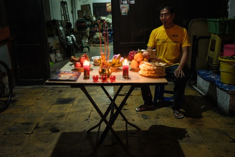 Mâm cúng năm mới giản dị của một gia đình người Indonesia - Ảnh: AFP Mâm cúng năm mới giản dị của một gia đình người Indonesia - Ảnh: AFP