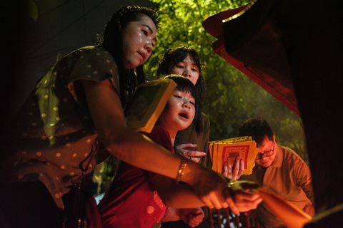 Một gia đình tại thủ đô Jakarta, Indonesia hóa vàng tại ngôi chùa nhỏ gần nhà vào rạng sáng mùng 1 Tết - Ảnh: AFP Một gia đình tại thủ đô Jakarta, Indonesia hóa vàng ở ngôi chùa nhỏ gần nhà vào rạng sáng mùng 1 Tết - Ảnh: AFP