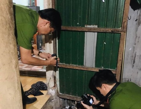 Nổ pháo tự chế thời khắc giao thừa, chồng chết, vợ và con bị thương- Ảnh 1. Công an khám nghiệm hiện trường vụ việc - Ảnh: Công an Quảng Ngãi