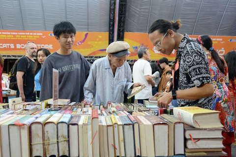 Cụ ông Nguyễn Văn Báu cùng cháu nội mâm mê từng cuốn sách - Ảnh: TỰ TRUNG Cụ ông Nguyễn Văn Báu cùng cháu nội mâm mê từng cuốn sách - Ảnh: TỰ TRUNG