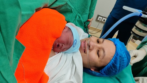 Bộ trưởng Bộ Y tế Đào Hồng Lan thăm và động viên y bác sĩ đêm giao thừa- Ảnh 2. Bé gái vừa chào đời trong đêm giao thừa tại Bệnh viện Phụ sản trung ương - Ảnh: HOÀNG HIỀN