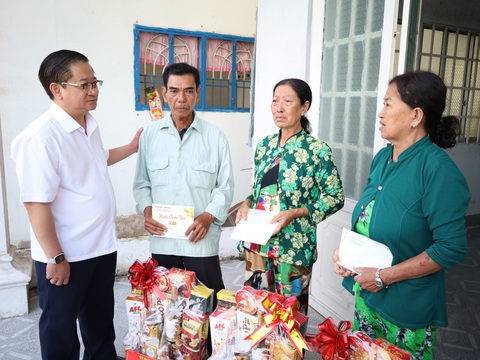 Mùng 1 Tết, chủ tịch Cần Thơ thăm, động viên hộ dân bị sạt lở- Ảnh 1. Chủ tịch UBND TP Cần Thơ Trần Việt Trường thăm hỏi, tặng quà tết cho các hộ dân bị sạt lở tại khu vực Thới Bình vào mùng 1 Tết - Ảnh: TRUNG PHẠM