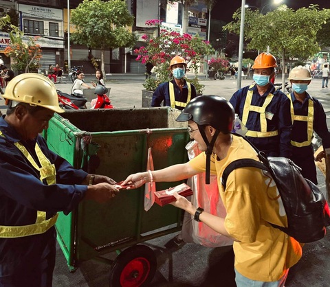 Đêm giao thừa, nghệ sĩ Huỳnh Lập đi một vòng lì xì Tết cho công nhân vệ sinh ở quê nhà An Giang - Ảnh: NVCC Đêm giao thừa, nghệ sĩ Huỳnh Lập đi một vòng lì xì Tết cho công nhân vệ sinh ở quê nhà An Giang - Ảnh: NVCC