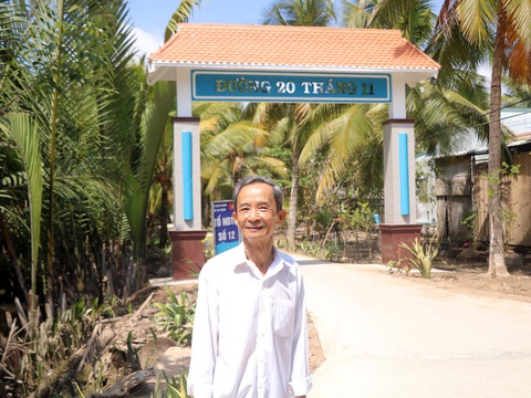 Học trò làm Đường 20 Tháng 11 tặng thầy cô- Ảnh 1. Thầy giáo Trần Văn Thổ bên Đường 20 Tháng 11 - Ảnh: TRỌNG NHÂN