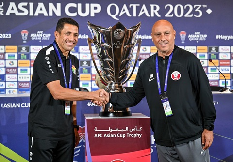 Tương quan sức mạnh giữa Qatar và Jordan trước chung kết Asian Cup- Ảnh 1. HLV Jordan Hussein Ammouta (trái) và HLV Qatar Marquez Lopez trong buổi họp báo trước trận chung kết - Ảnh: GETTY
