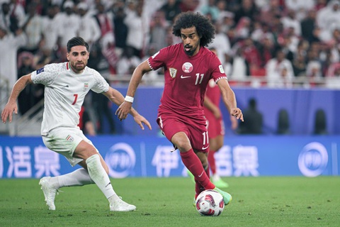 Tương quan sức mạnh giữa Qatar và Jordan trước chung kết Asian Cup- Ảnh 2. Akran Afif (áo đỏ) là cầu thủ hay nhất Qatar thời điểm hiện tại - Ảnh: GETTY