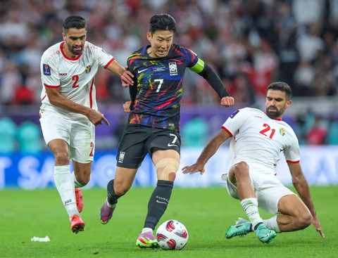 Tương quan sức mạnh giữa Qatar và Jordan trước chung kết Asian Cup- Ảnh 4. Jordan (áo trắng) phong tỏa thành công Son Heung Min của Hàn Quốc trong cả hai lần đối đầu ở Asian Cup 2023 - Ảnh: GETTY