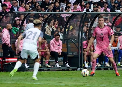 Khán giả Hong Kong được hoàn tiền vì Messi không thi đấu- Ảnh 2. Messi ngồi dự bị trong trận giao hữu ở Hong Kong - Ảnh: GETTY