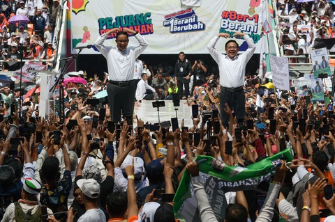 Ứng viên tổng thống Anies Baswedan cùng ứng viên phó tổng thống Muhaimin Iskandar chào đón người ủng hộ tại sân vận động JIS ngày 10-2 - Ảnh: AFP Ứng viên tổng thống Anies Baswedan cùng ứng viên phó tổng thống Muhaimin Iskandar chào đón người ủng hộ tại sân vận động JIS ngày 10-2 - Ảnh: AFP