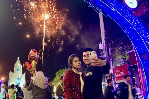 Mãn nhãn pháo hoa giao thừa ba miền Tết Việt- Ảnh 29. Nhiều bạn trẻ tại TP Nha Trang tranh thủ selfie lúc thời khắc giao thừa chuyển sang năm mới - Ảnh: THY KHUÊ